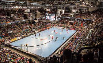 Blick auf das Handball-Spielfeld in der ARENA in Nürnberg bei einem Spiel des HC Erlangen.