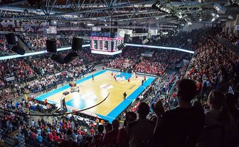 Blick auf das Basketballspielfeld in der ARENA in Nürnberg